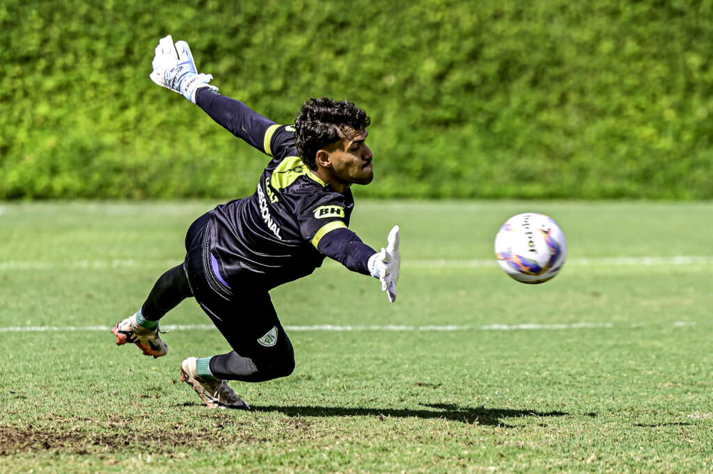 Família de Matheus Mendes é ameaçada após vitória do América-MG sobre o Cruzeiro