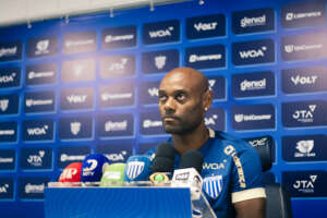 Vagner Love se mostra aliviado por fim de seca de gols e quer Avaí crescendo no Catarinense