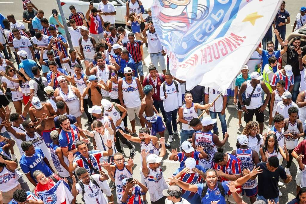 Torcida do Bahia acompanha delegação no aeroporto antes de decisão na pré-Libertadores 3 Torcida do Bahia acompanha delegação no aeroporto antes de decisão na pré-Libertadores (Foto: Divulgação)