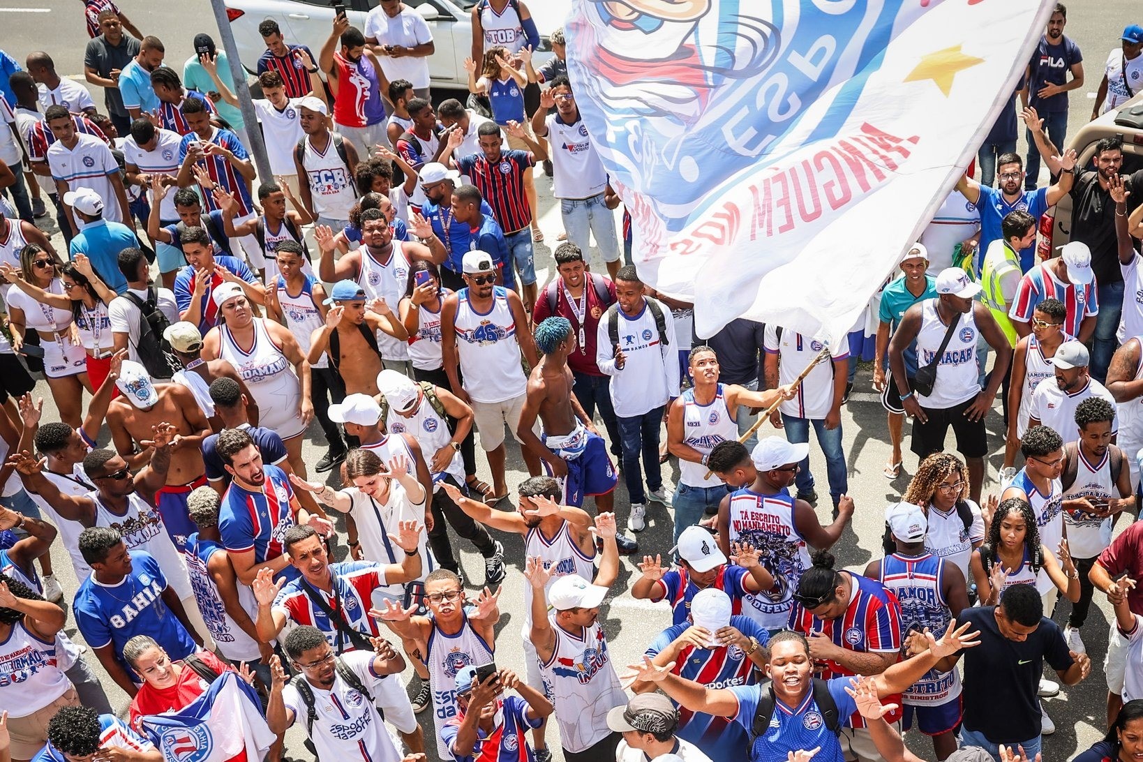 Torcida do Bahia acompanha delegação no aeroporto antes de decisão na pré-Libertadores (Foto: Divulgação)