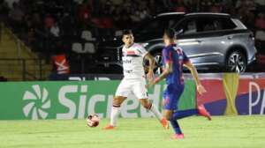 Meia do Botafogo-SP celebra gol da vitória contra o Bragantino: 