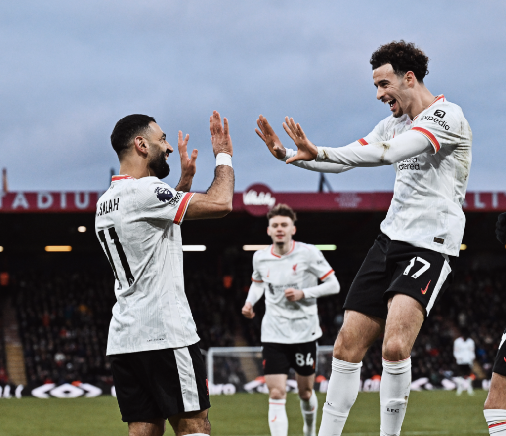 Salah faz 2, Liverpool derrota Bournemouth e dispara na liderança do Inglês