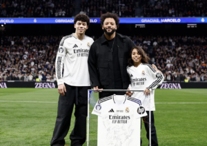 Marcelo recebe camisa de Modric e é ovacionado em jogo do Real