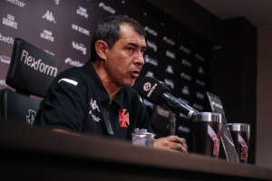 Carille valoriza adversário e vê Vasco 'fazendo força' para acompanhar jogo