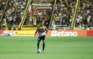Volante do Criciúma avalia bom início no Catarinense e foca em duelo pela liderança