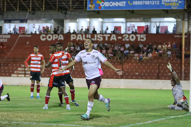 Linense 2 x 2 Ferroviária - Na raça, Locomotiva arranca empate em Lins 4 Ferroviaria e Linense empatam na Serie A2 4