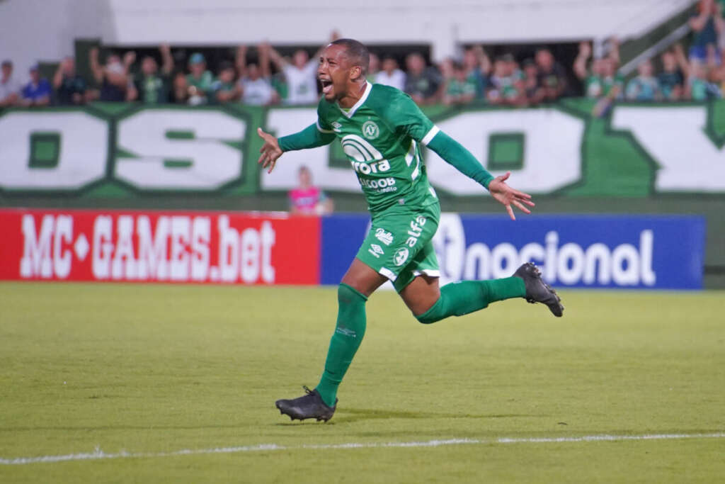 Chapecoense tenta retorno de Habraão, mas zagueiro é confirmado no Athletico-PR
