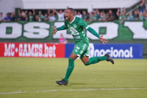 Chapecoense tenta retorno de Habraão, mas zagueiro é confirmado no Athletico-PR
