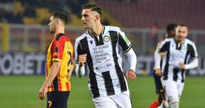 Atacante briga com o time para cobrar pênalti na Itália, festeja sozinho e acaba substituído