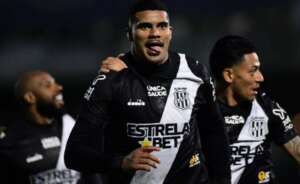 Afastado da Ponte Preta por lesão, Jeh é visto em jogo de Corinthians x Santos na Arena