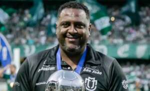 Jorge Castilho, do Maringá, lembra Cilinho nos treinos de bola aérea