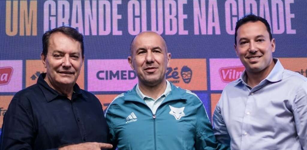 Cruzeiro apresenta Léo Jardim e técnico fala do desafio no Brasil