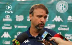 Mal humorado, Maurício Souza explica mudança no Guarani após expulsão. Veja!