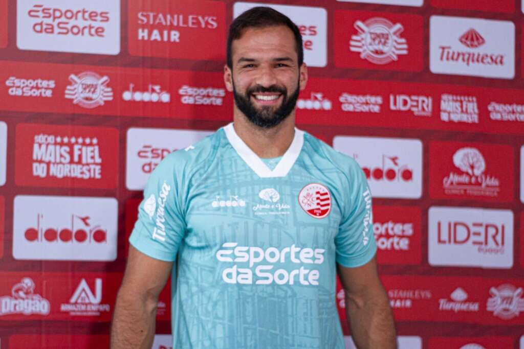 Apresentado, Muriel sai no BID e pode estrear pelo Náutico (Foto: Gabriel França/CNC)