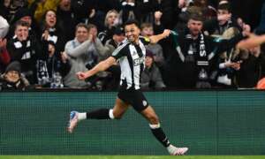 Newcastle vence o Arsenal de novo e mira título inédito da Copa da Liga