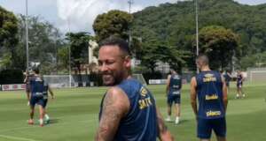 Neymar faz golaço por trás da trave em treino do Santos e colega brinca: 'Fácil, Ney?'