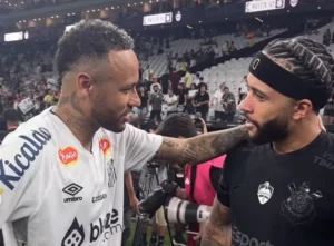 Memphis e Augusto Melo vão ao vestiário encontrar Neymar após clássico