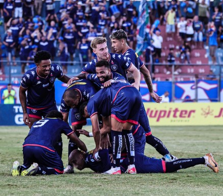 Coritiba é goleado e Athletico-PR volta a vencer no Paranaense