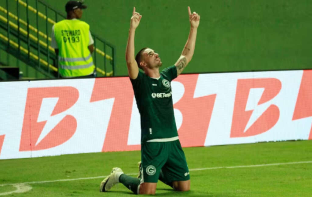 Santa Cruz encaminha contratação de atacante ex-Vasco e Internacional