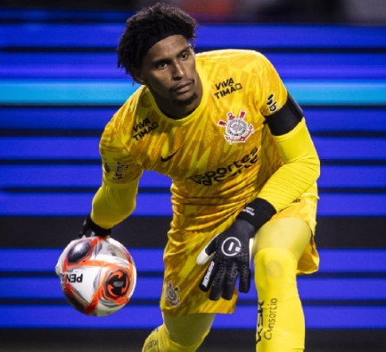 Hugo Souza pega pênalti nos acréscimos