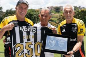 Cuca, técnico mais vitorioso do Atlético-MG, é homenageado por 250 jogos