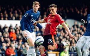 Manchester United busca empate, mas amplia jejum no Inglês