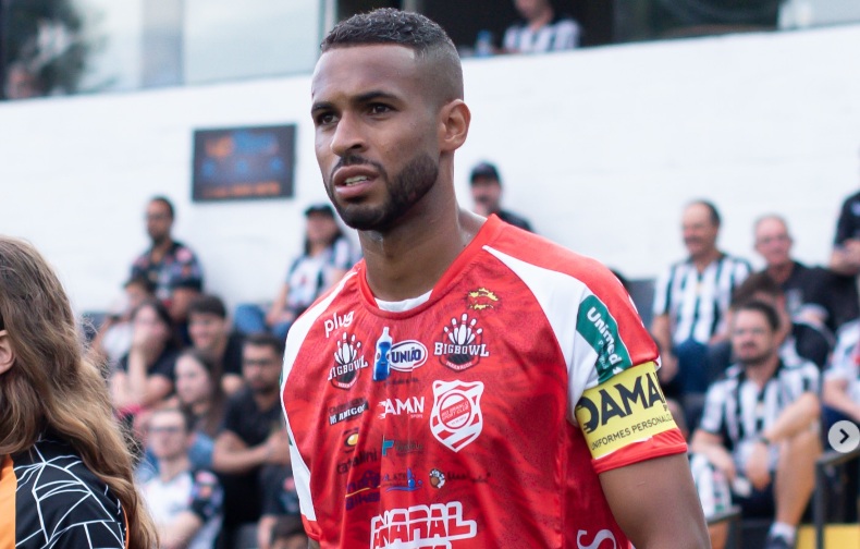 Volante Ferreira tem 28 anos e fez 10 jogos pelo Rio Branco-PR (Foto: Arquivo Pessoal / Instagram)