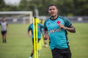 Vasco confirma rescisão de contrato com o volante Zé Gabriel, ex-Corinthians