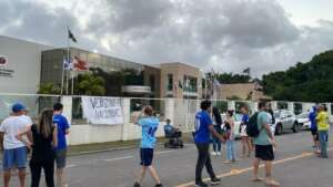 Barra entra com pedido de anulação de jogo polêmico em SC e torcida protesta na sede da Federação