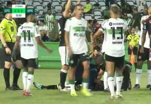 Dois jogadores saem de ambulância após sustos no Paranaense