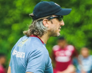 Torcida do São Paulo pressiona Zubeldía para usar a base, que opta por veteranos