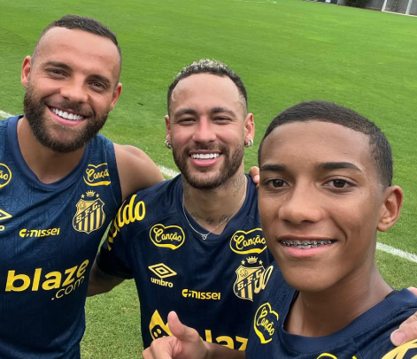 Neymar dá assistência em 1º treino em seu retorno ao Santos