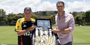 Cuca recebe homenagem pelos 250 jogos comandando o Galo