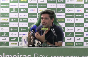 Abel Ferreira reconhece problema da grama sintética e critica campos no Brasil