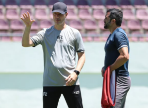 Rio Claro x Ferroviária - Locomotiva visita lanterna para ficar perto de vaga