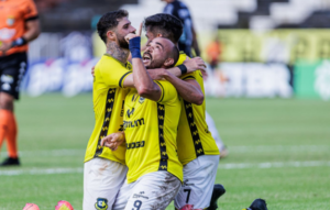 Atacante do São Bernardo comemora vitória no Paulistão 