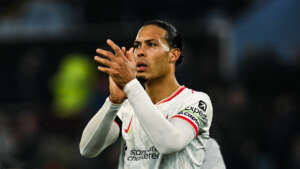 Liverpool busca empate com Aston Villa e abre oito pontos na liderança do Inglês