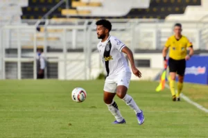 Lateral da Ponte comemora gol improvável na vitória sobre o São Paulo: 