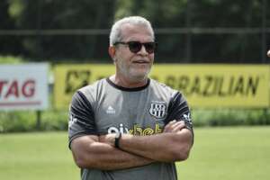 Hélio dos Anjos relembra vitória no dérbi e confia na experiência da Ponte Preta contra o Guarani