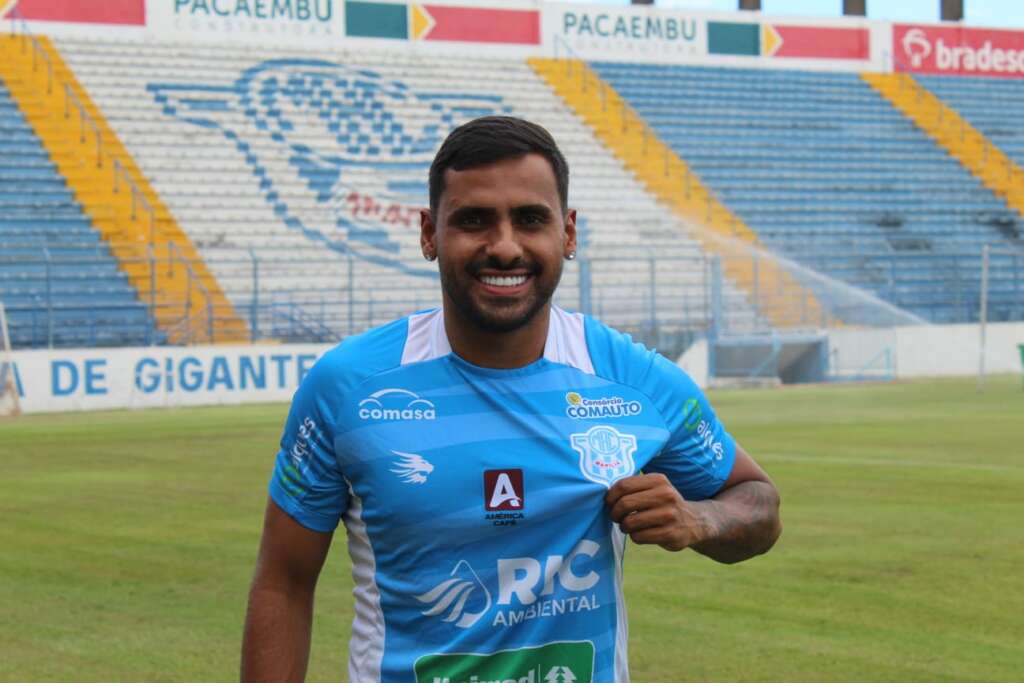 Lateral-direito Guilherme Radeche foi anunciado nesta segunda-feira (17)
