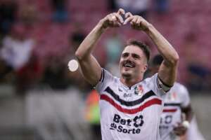 PERNAMBUCANO: Santa Cruz goleia Jaguar e se mantém líder isolado