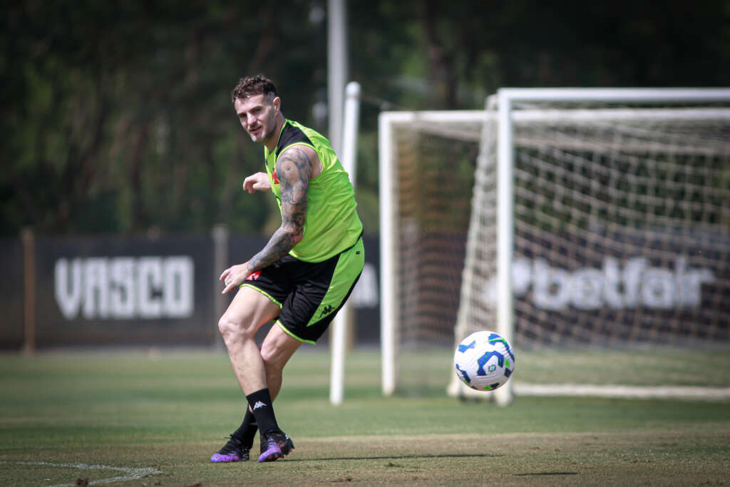 Identificado, atacante fala sobre responsabilidade e metas do Vasco