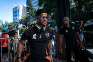 Hulk e Júnior Santos embarcam com o Atlético-MG para Porto Alegre