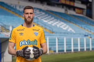 Igor Bohn é dúvida no Avaí para a final do Catarinense após lesão no ombro