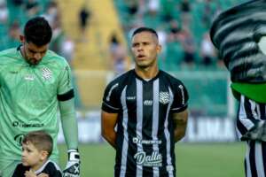 Artilheiro do Figueirense projeta jogo duro contra o Avaí: 