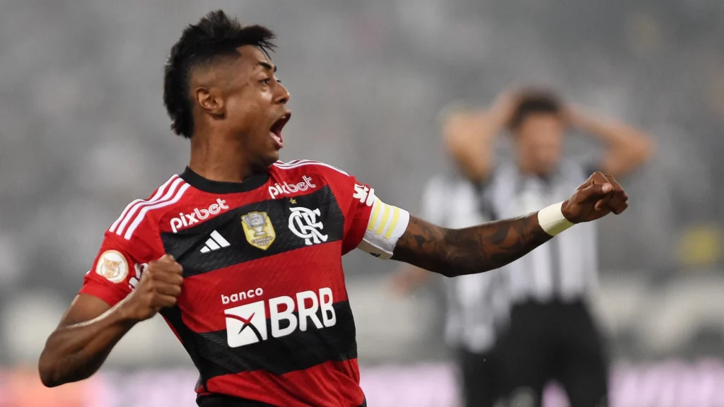 Bruno Henrique recebe homenagem pelos 100 gols no Flamengo: ‘Eu venci’