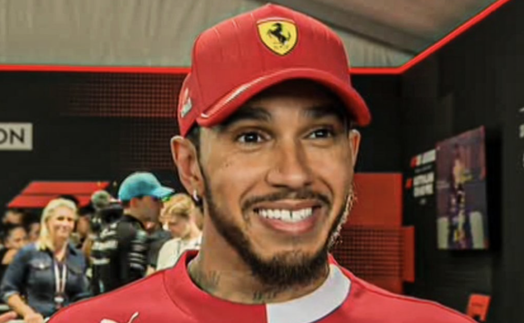 Hamilton lamenta ritmo da Ferrari na estreia e busca rápida adaptação
