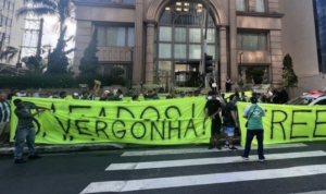 Torcedores do Coritiba protestam na Faria Lima, em SP: ‘SAF de mendigo’