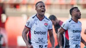 Vitória negocia empréstimo de Carlos Eduardo com o Goiás