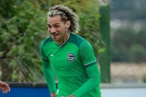 Criciúma encaminha contratação de zagueiro e renova com atacante